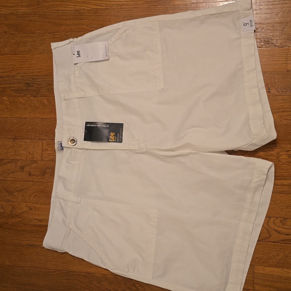 LEE BRAND WOMEN'S WHITE PLUS SIZE BERMUDA SHORTS SIZE 22W